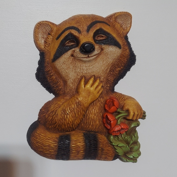 Vintage Homco Raccoon with Flowers Wall Plaque 1977 - Picture 1 of 5